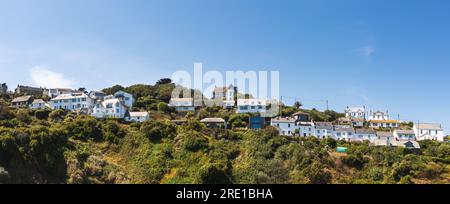 Panorama paysager de maisons de vacances et de maisons perchées sur une falaise à Sunny Cornwall avec vue sur la mer et espace de copie Banque D'Images