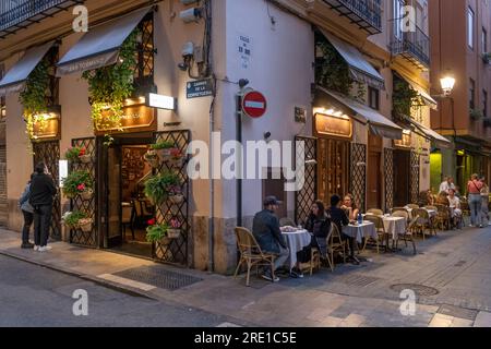 Scène de rue de la vieille ville de Valence. Restaurant le soir Banque D'Images