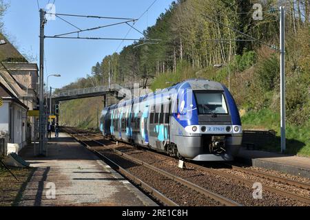 Train local interurbain le long du quai à la gare de Malaunay le Houlme, ligne Paris Rouen le Havre (nord de la France). Région Normandie Banque D'Images