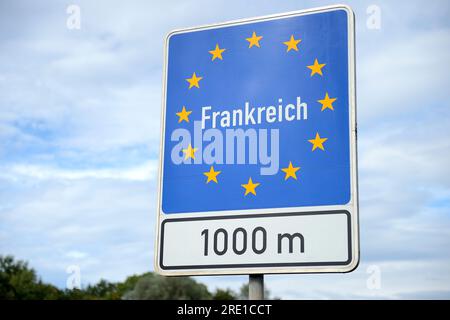 Panneau « Frankreich » (France) à la frontière franco-allemande, panneau aux couleurs du drapeau européen, cercle de douze étoiles dorées sur fond bleu, Rhe Banque D'Images