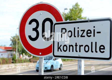 Contrôle de police par des policiers allemands (Polizei) à la frontière franco-allemande pour les véhicules entrant en Allemagne. Panneau de limite de vitesse 30km/h, Rheinau, Allemagne. Banque D'Images