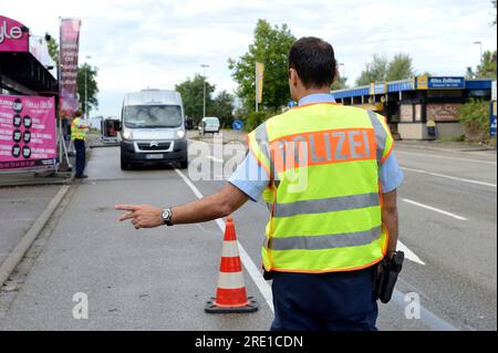 Contrôle de police par des policiers allemands (Polizei) à la frontière franco-allemande, à Rheinau, pour les véhicules entrant en Allemagne. Officier de police vu FRO beh Banque D'Images