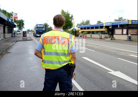 Contrôle de police par des policiers allemands (Polizei) à la frontière franco-allemande, à Rheinau, pour les véhicules entrant en Allemagne. Officier de police vu FRO beh Banque D'Images