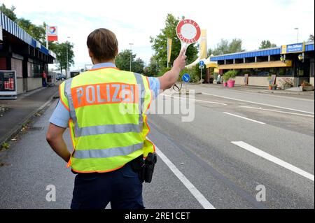 Contrôle de police par des policiers allemands (Polizei) à la frontière franco-allemande, à Rheinau, pour les véhicules entrant en Allemagne. Officier de police vu FRO beh Banque D'Images