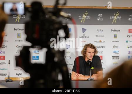 Hambourg, Allemagne. 24 juillet 2023. Tennis : Open d'Europe de Hambourg (tournoi ATP), Stade Rothenbaum. Alexander Zverev d'Allemagne parle lors d'une interview. Crédit : Frank Molter/dpa/Alamy Live News Banque D'Images