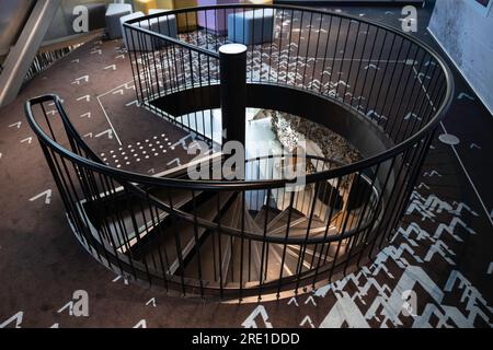 Musée des occupations et de la liberté de Vabamu. Escalier en colimaçon menant aux différents étages Banque D'Images