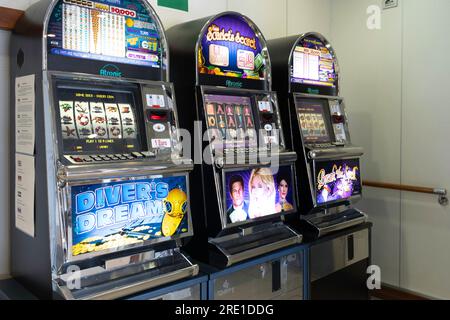 Machines à sous sur un ferry Stena Line. Profondeur de champ étroite Banque D'Images