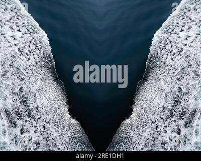 Ondes d'arc d'un navire avec de la mousse sur l'eau de la mer. Mettez de côté les éclaboussures d'eau et de mousse. Vue de dessus Banque D'Images