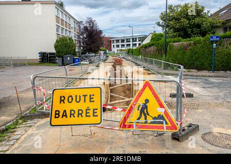 Bois Guillaume (Normandie, Nord de la France) : entretien des autoroutes, chauffage urbain. Pose de tuyaux souterrains. Panneau route fermée Banque D'Images