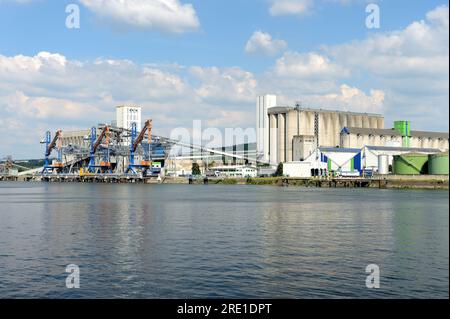 Rouen Grand Couronne (nord de la France) : le port fluvial de l'autre côté de la Seine, port HAROPA. Les silos à grains Senalia sur les rives de la Seine avec n Banque D'Images