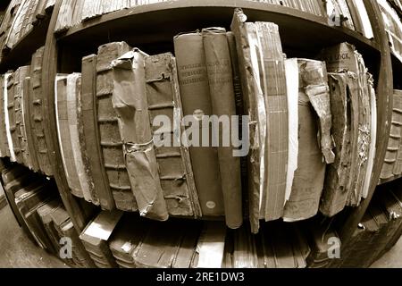 Livres anciens sur l'étagère de la bibliothèque Banque D'Images