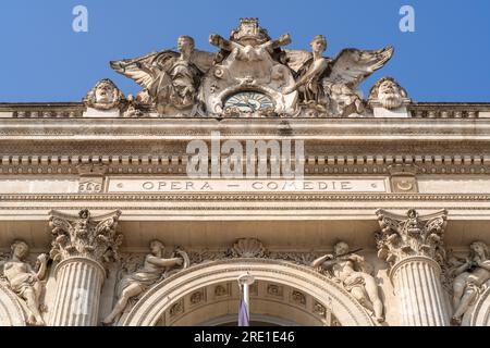 Montpellier, France - 07 23 2023 : vue de détail à angle bas de la façade historique en pierre et fronton sculpté du théâtre Opéra Comédie Banque D'Images