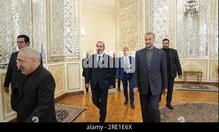 Téhéran, Iran. 24 juillet 2023. Le ministre iranien des Affaires étrangères HOSSEIN AMIR-ABDOLLAHIAN (2R) souhaite la bienvenue à son homologue arménien ARARAT MIRZOYAN. (Image de crédit : © Ministère iranien des Affaires étrangères via ZUMA Press Wire) USAGE ÉDITORIAL SEULEMENT! Non destiné à UN USAGE commercial ! Banque D'Images