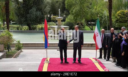 Téhéran, Iran. 24 juillet 2023. Le ministre iranien des Affaires étrangères HOSSEIN AMIR-ABDOLLAHIAN (à droite) souhaite la bienvenue à son homologue arménien ARARAT MIRZOYAN (crédit image : © Ministère iranien des Affaires étrangères via ZUMA Press Wire) À USAGE ÉDITORIAL SEULEMENT! Non destiné à UN USAGE commercial ! Banque D'Images