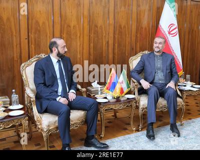 Téhéran, Iran. 24 juillet 2023. Le ministre iranien des Affaires étrangères HOSSEIN AMIR-ABDOLLAHIAN (à droite) rencontre son homologue arménien ARARAT MIRZOYAN (crédit image : © Ministère iranien des Affaires étrangères via ZUMA Press Wire) POUR USAGE ÉDITORIAL SEULEMENT! Non destiné à UN USAGE commercial ! Banque D'Images