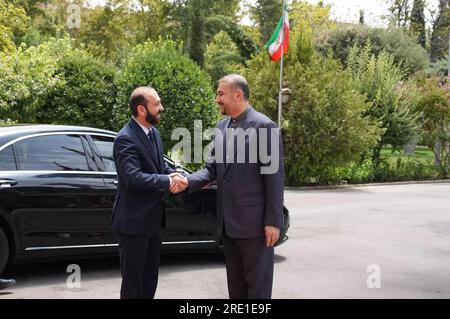 Téhéran, Iran. 24 juillet 2023. Le ministre iranien des Affaires étrangères HOSSEIN AMIR-ABDOLLAHIAN (à droite) souhaite la bienvenue à son homologue arménien ARARAT MIRZOYAN. (Image de crédit : © Ministère iranien des Affaires étrangères via ZUMA Press Wire) USAGE ÉDITORIAL SEULEMENT! Non destiné à UN USAGE commercial ! Banque D'Images