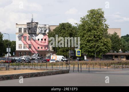 Street art 'l'homme fume une pipe' par un artiste inconnu sur un mur d'un bâtiment dans la ville lituanienne de Kaunas Banque D'Images