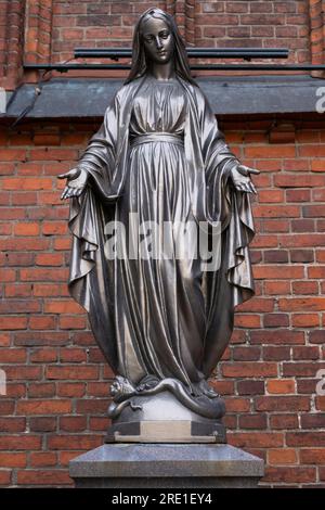 Statue en bronze de la Vierge Marie Immaculée à l'extérieur de la basilique cathédrale des Apôtres St. Peter et St. Paul de Kaunas, Lituanie Banque D'Images