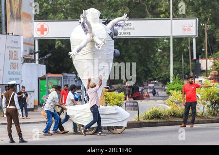 Colombo, Sri Lanka. 23 juillet 2023. Des membres de l'Union socialiste de la jeunesse (SYU) manifestent à Colombo. Le souvenir d'un certain nombre d'événements dans l'histoire du Sri Lanka qui affectent l'unité nationale, sur le thème ''ne permettons pas la division, et volons ensemble'' (photo de Saman Abesiriwardana/Pacific Press) crédit : Pacific Press Media production Corp./Alamy Live News Banque D'Images