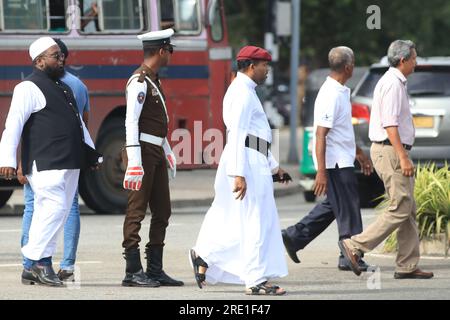 Colombo, Sri Lanka. 23 juillet 2023. Des membres de l'Union socialiste de la jeunesse (SYU) manifestent à Colombo. Le souvenir d'un certain nombre d'événements dans l'histoire du Sri Lanka qui affectent l'unité nationale, sur le thème ''ne permettons pas la division, et volons ensemble'' (photo de Saman Abesiriwardana/Pacific Press) crédit : Pacific Press Media production Corp./Alamy Live News Banque D'Images