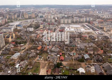 Photographie par drone du nouveau complexe d'appartements et des vieilles maisons dans une ville pendant la journée d'été Banque D'Images