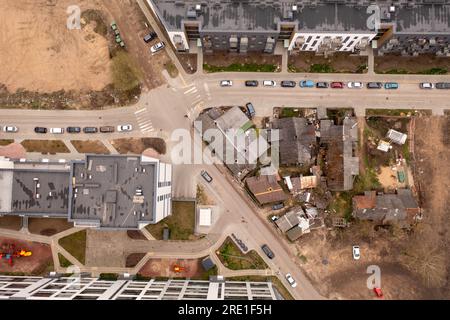 Photographie par drone du nouveau complexe d'appartements et des vieilles maisons dans une ville pendant la journée d'été Banque D'Images