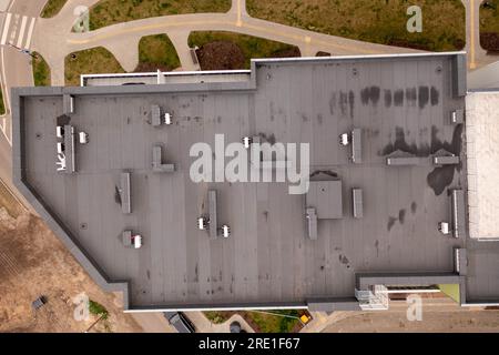 Photographie de drone du complexe d'appartements sur le toit pendant la journée d'été Banque D'Images