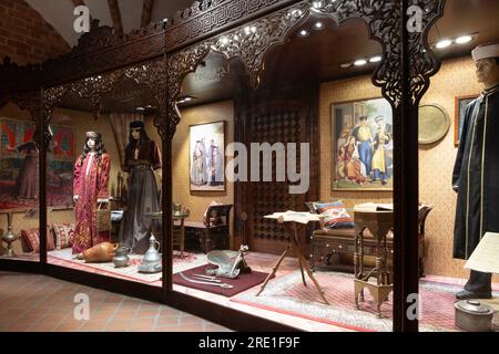 Intérieur de l'ancien château et musée Trakai à Trakai, Lituanie, Europe de l'est. Exposition de vêtements historiques Banque D'Images