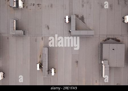 Photographie de drone du complexe d'appartements sur le toit pendant la journée d'été Banque D'Images