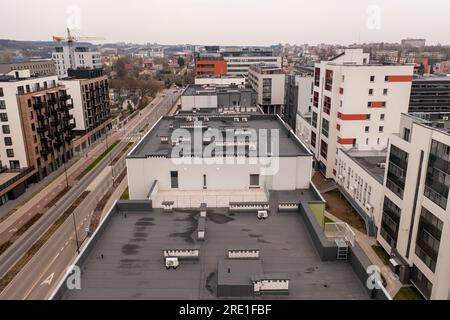 Photographie de drone du nouveau complexe d'appartements pendant la journée d'été Banque D'Images