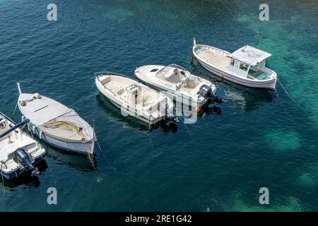Vue sur une rangée de bateaux à moteur sur la côte méditerranéenne au Vallon des Auffes, près du Vieux Port de Marseille. Banque D'Images