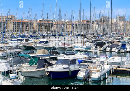 Le Vieux Port de Marseille, (Vieux Port de Marseille). Une attraction touristique populaire à Marseille, avec des rangées de yachts, bateaux rapides et bateaux. Banque D'Images