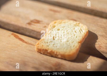 pain sous forme de pain grillé sur une surface en bois avec lumière naturelle. Banque D'Images