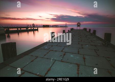 Lever de soleil enchanteur au lac Balaton, Hongrie - capturer la beauté pittoresque Banque D'Images