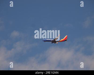 Avions de ligne modernes approchant un aéroport. par temps clair. La livrée colorée de la compagnie aérienne rend les avions de ligne commerciaux distinctifs. Banque D'Images