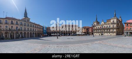 León Espagne - 07 04 2021 : vue panoramique sur la León Plaza Mayor, ou la place Leon Mayor, l'ancien hôtel de ville de León, atelier municipal d'arts plastiques, central Banque D'Images