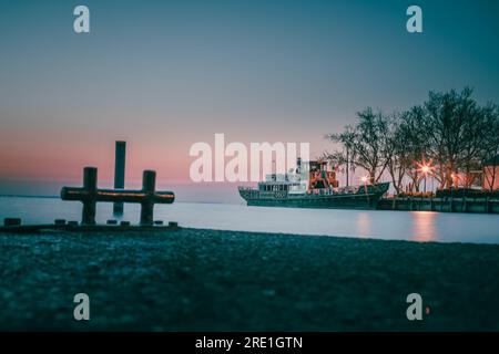 Lever de soleil enchanteur au lac Balaton, Hongrie - capturer la beauté pittoresque Banque D'Images