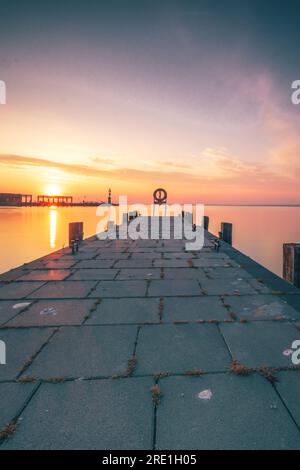 Lever de soleil enchanteur au lac Balaton, Hongrie - capturer la beauté pittoresque Banque D'Images