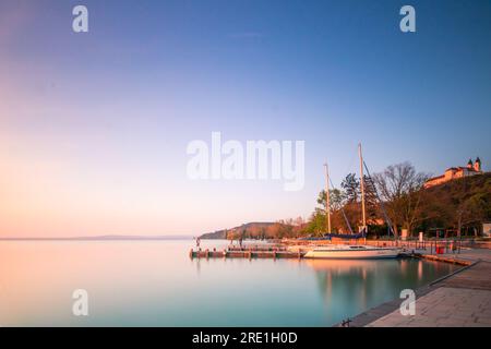 avec un voilier à siofok hongrie. photographié dans le port en grand éclairage Banque D'Images