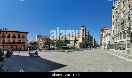 León Espagne - 07 04 2021 : vue panoramique à la St. Place Marcelo, Palais Guzmanes et Museo Casa Botines Gaudí, touristes en visite, León Downtow Banque D'Images