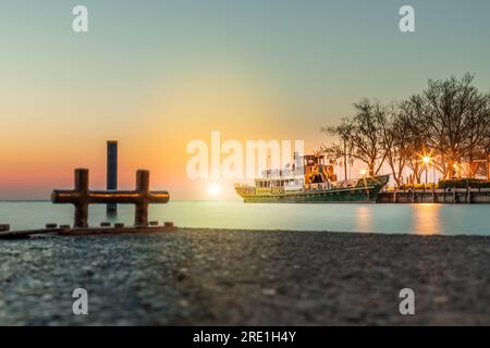 Lever de soleil enchanteur au lac Balaton, Hongrie - capturer la beauté pittoresque Banque D'Images