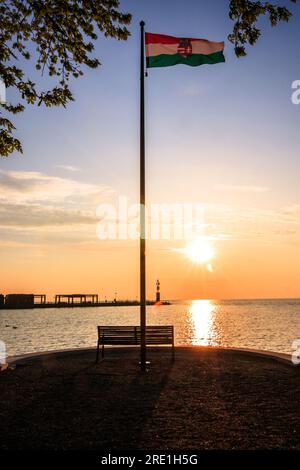 Lever de soleil enchanteur au lac Balaton, Hongrie - capturer la beauté pittoresque Banque D'Images