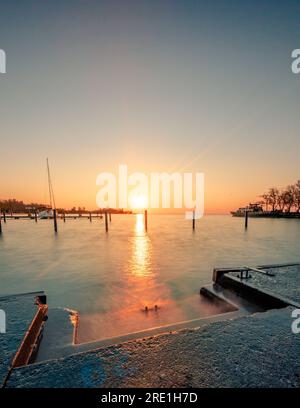 Lever de soleil enchanteur au lac Balaton, Hongrie - capturer la beauté pittoresque Banque D'Images