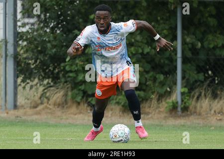 Deventer, pays-Bas. 22 juillet 2023. DEVENTER, PAYS-BAS - JUILLET 22 : Dennis Gyamfi du FC Den Bosch lors du match amical de pré-saison entre Go Ahead Eagles et FC Den Bosch le 22 juillet 2023 à Deventer, pays-Bas (photo de Henny Meyerink/BSR Agency) crédit : BSR Agency/Alamy Live News Banque D'Images