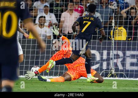 Los Angeles, États-Unis. 23 juillet 2023. L'attaquant du Real Madrid Vinícius Júnior (7) marque sur le gardien de but de l'AC Milan Mike Maignan (16) lors d'un match du Soccer Champions Tour entre l'AC Milan et le Real Madrid FC à Pasadena. Note finale : Real Madrid FC 3:2 AC Milan (photo Ringo Chiu/SOPA Images/Sipa USA) crédit : SIPA USA/Alamy Live News Banque D'Images