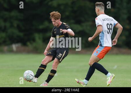 Deventer, pays-Bas. 22 juillet 2023. DEVENTER, PAYS-BAS - JUILLET 22 : Xander Blomme de Go Ahead Eagles lors du match amical de pré-saison entre Go Ahead Eagles et FC Den Bosch le 22 juillet 2023 à Deventer, pays-Bas (photo de Henny Meyerink/BSR Agency) crédit : BSR Agency/Alamy Live News Banque D'Images