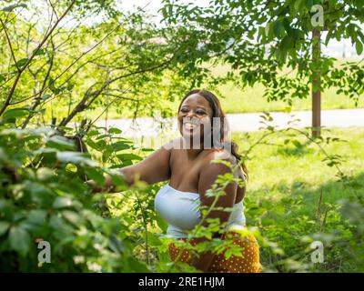 Femme noire Chubby dehors dans la forêt Banque D'Images