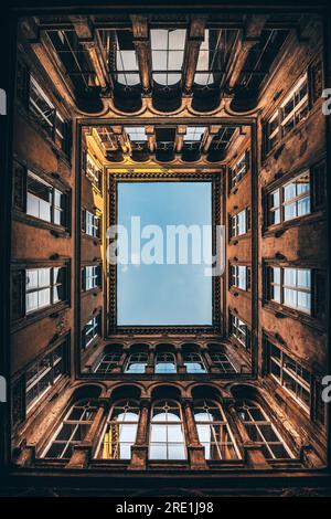 Les cours et arrière-cours célèbres et bien connus dans le quartier juif de Budapest en Hongrie. Typique de l'architecture hongroise dans la ville Banque D'Images