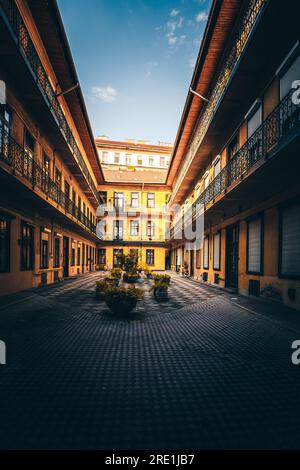 Les cours et arrière-cours célèbres et bien connus dans le quartier juif de Budapest en Hongrie. Typique de l'architecture hongroise dans la ville Banque D'Images