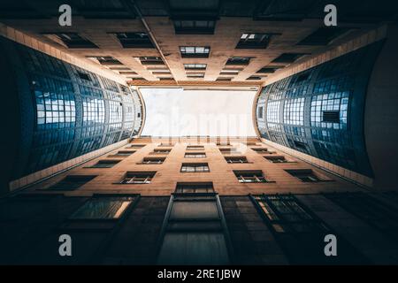 Les cours et arrière-cours célèbres et bien connus dans le quartier juif de Budapest en Hongrie. Typique de l'architecture hongroise dans la ville Banque D'Images